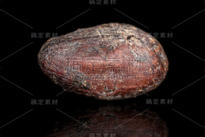 在黑色玻璃上分离的棕色可可豆
