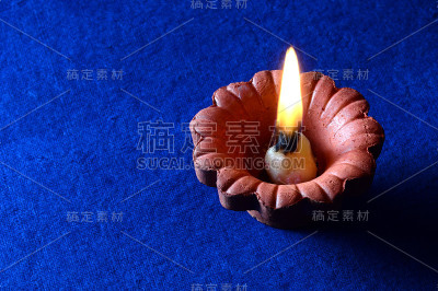粘土灯盏在排灯节庆祝期间点燃。问候卡设计印度的光节日称为排灯节