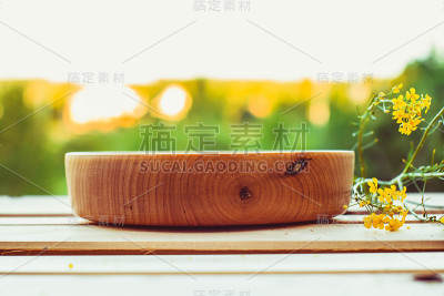 大自然中的木碗