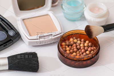 刷子和化妆品孤立在白色