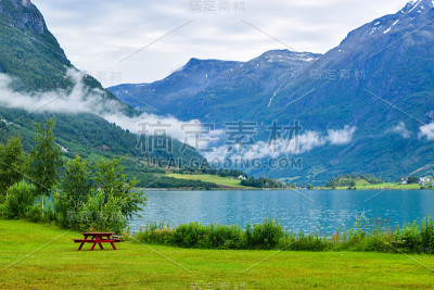 美丽的Oldevatnet冰湖和雾蒙蒙的山脉景观。挪威。