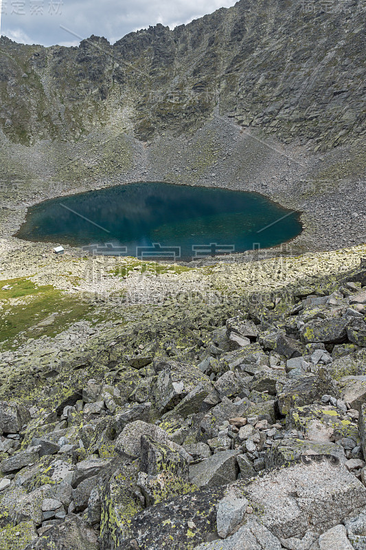 从Musala峰，瑞拉山的Ledenoto(冰)湖全景