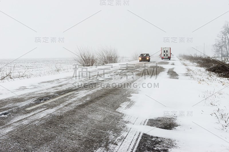 冬季景观有高速公路和雪堆