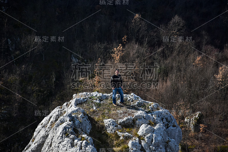 年轻人在春天欣赏高山美景