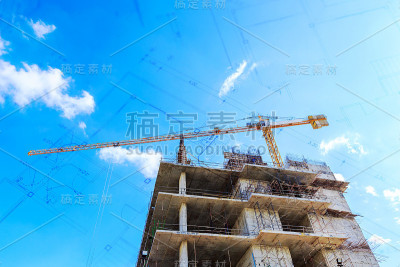 建筑工地与工人在蓝天上
