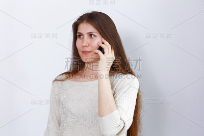 一个年轻女人在打电话