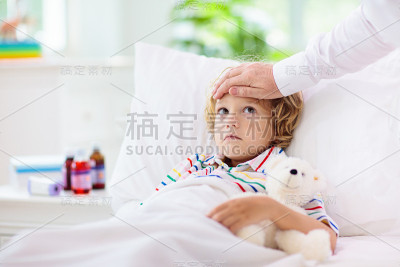 生病的小男孩吃了哮喘药。生病的孩子。
