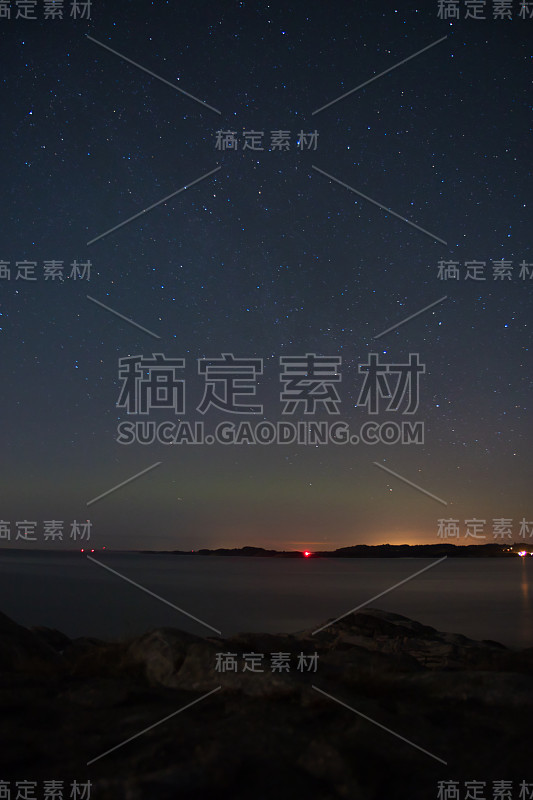 带有微弱北极光的夜空——挪威西部，阿斯克øy Herdla