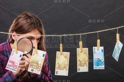 男人验钱现金