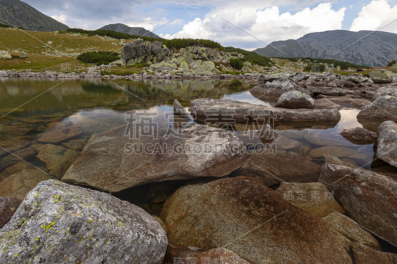 夏季山景秀丽，有冰川湖和雨云