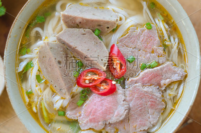 越南河粉牛肉丸子汤的特写。