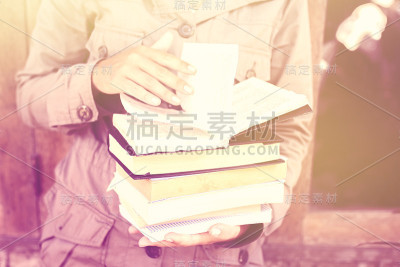 女孩与书堆，复古色彩效果