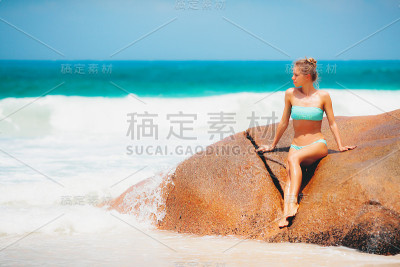 暑假时间回看白种人金发碧眼在蓝色礁湖白色沙滩上的比基尼
