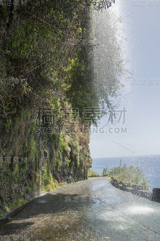 葡萄牙马德拉岛，Ponta do Sol和jarardim do Mar之间岩石悬崖边缘封闭的老路上