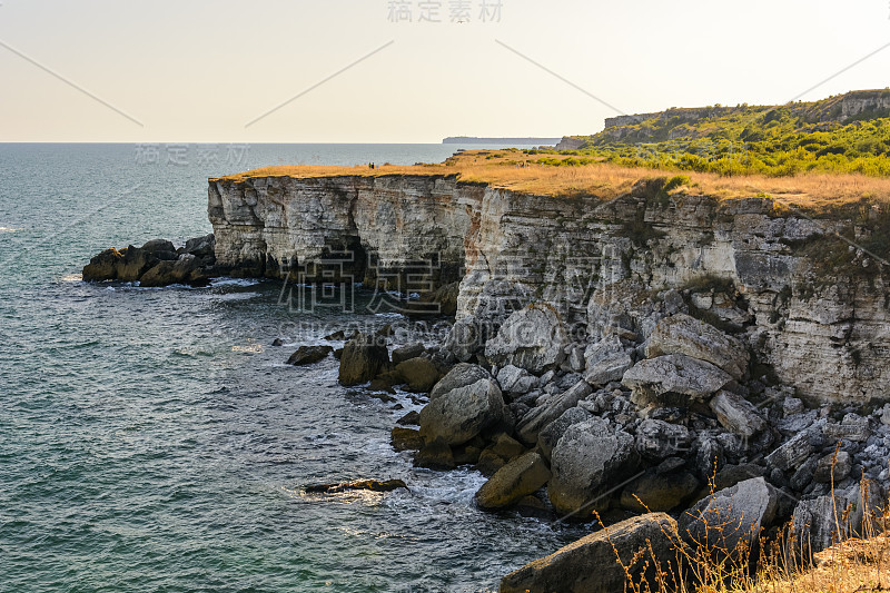 大海里有高高的悬崖和岩石