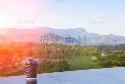 热咖啡杯与山民。
