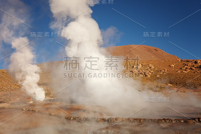 智利北部，靠近玻利维亚边界的阿塔卡马地区，塔提奥间歇泉的日出