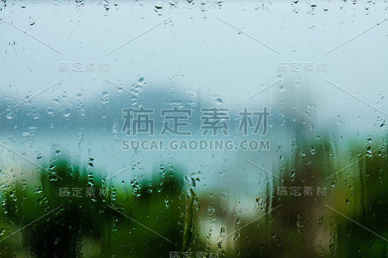 模糊抽象的背景视图雨滴在窗户表面