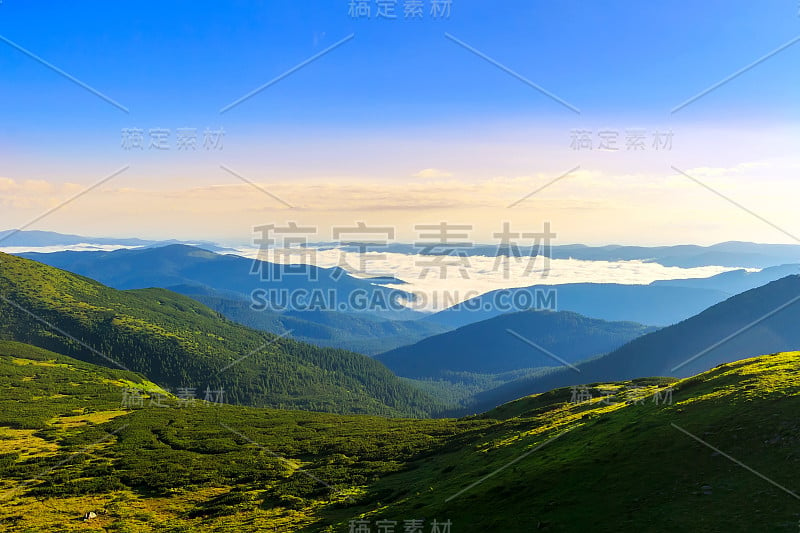 清晨喀尔巴阡山景，从高处俯瞰，乌克兰。