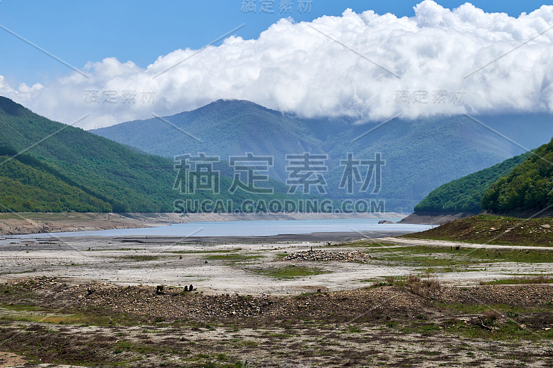 日瓦利水库景色。佐治亚州的阿纳努里湖，湖水湛蓝。