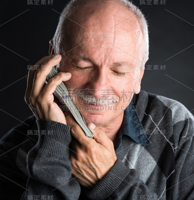 快乐的老人显示美元