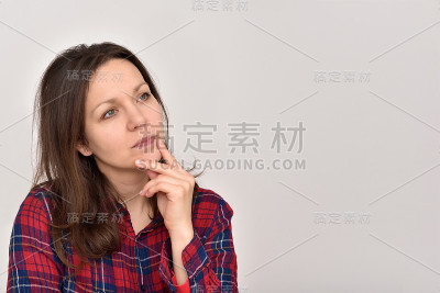 有思想的女人，长发，穿着格子衬衫