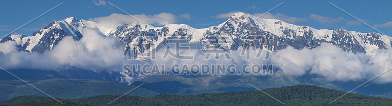 全景式的山脉，云彩