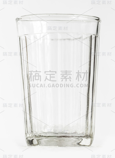 倒空厚玻璃杯