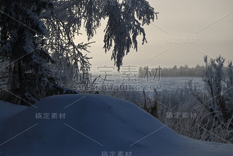 俄罗斯西伯利亚鄂木斯克地区额尔齐斯河上的清晨