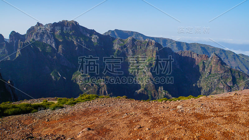 马德拉-皮科做阿里耶罗山顶红色的地面和绿色的岩石