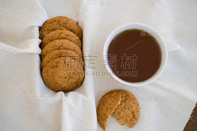 自制葡萄干燕麦饼干。健康的饼干。早上一杯茶和燕麦饼干。