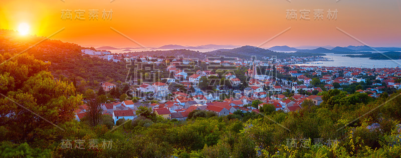 克罗地亚的穆尔特岛，小镇，大海和Kornati公园在夕阳下的全景，旅游背景