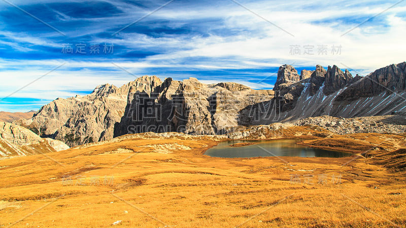 秋天在阿尔卑斯山的巴斯特山谷徒步旅行