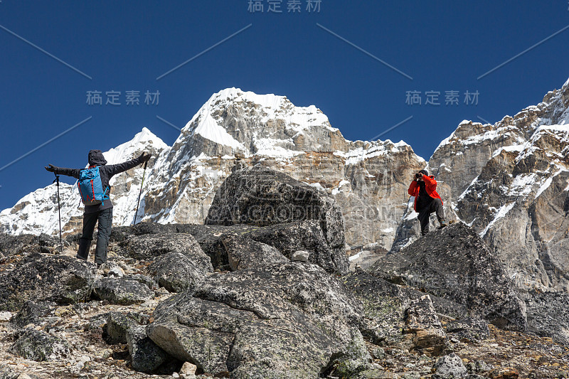 摄影师拍照的女性登山者