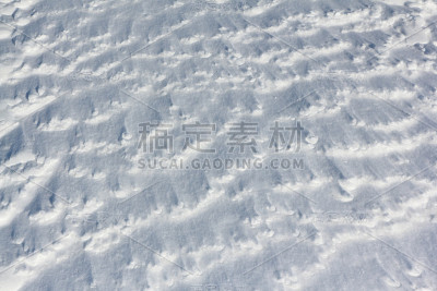 雪背景上的一条冻结的河流