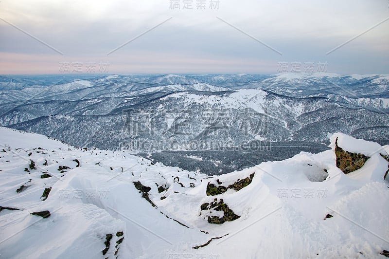 冬季从山顶到山谷。徒步登山。