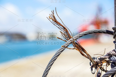 近距离观察船上的铁缆