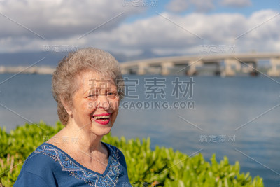 妇女访问夏威夷。笑