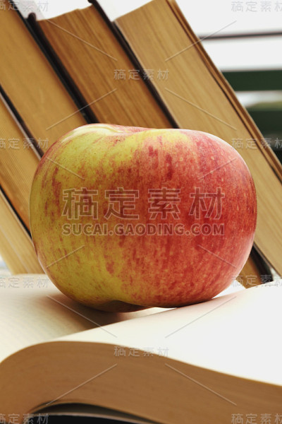 苹果和书籍