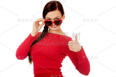 快乐的黑发女人戴着心形太阳镜