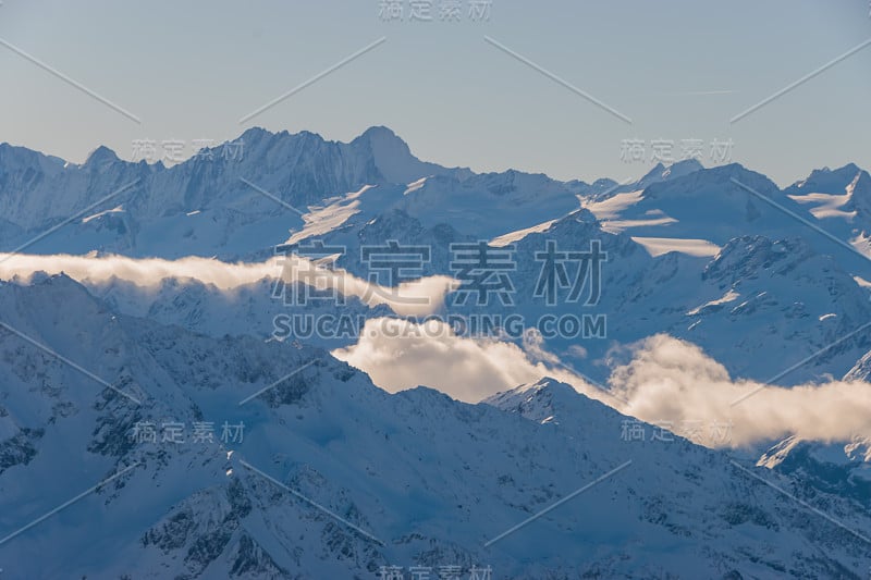 美丽的瑞士阿尔卑斯山雪山全景。