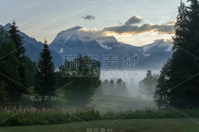 罗布森山。