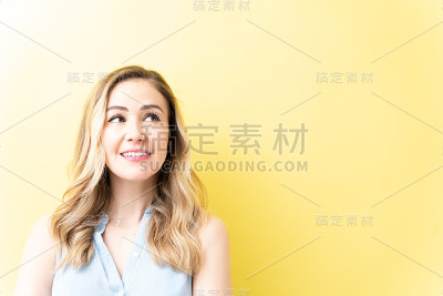 思考时微笑的漂亮女人