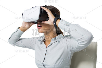 女性高管使用虚拟现实头盔