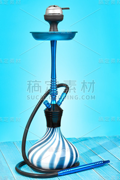 蓝色水烟管与黑色橡胶管和蓝色和白色烧瓶在浅蓝色背景
