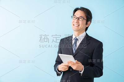 使用平板电脑的中年商人，