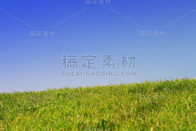 绿色的草坪，蓝天