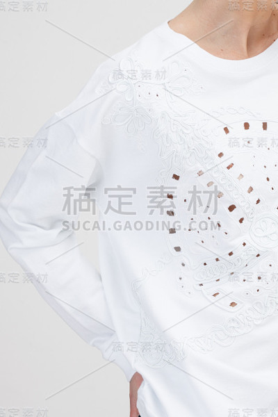 穿白裙的女人