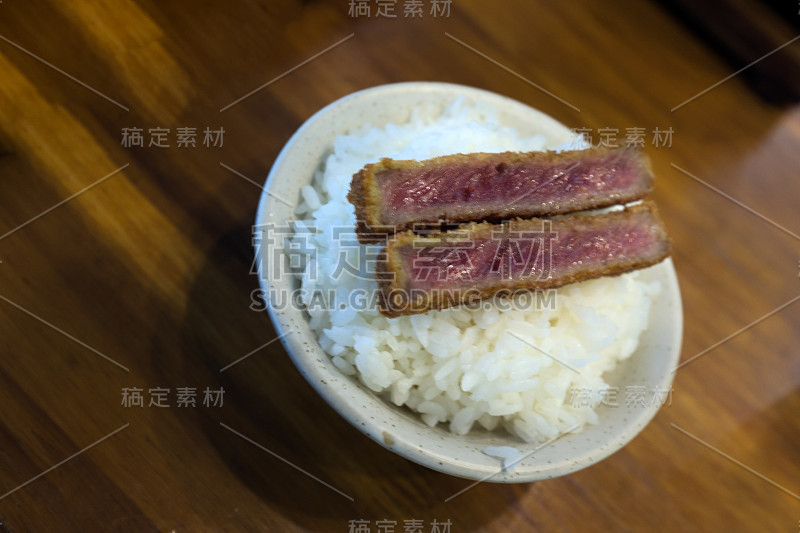 炸酥脆牛肉治胜牛排配饭