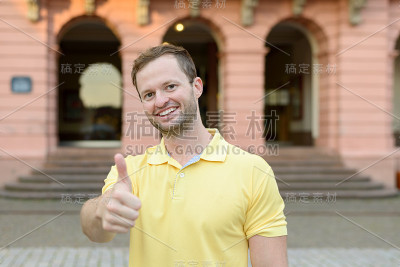 热情上进的男人给了一个大拇指